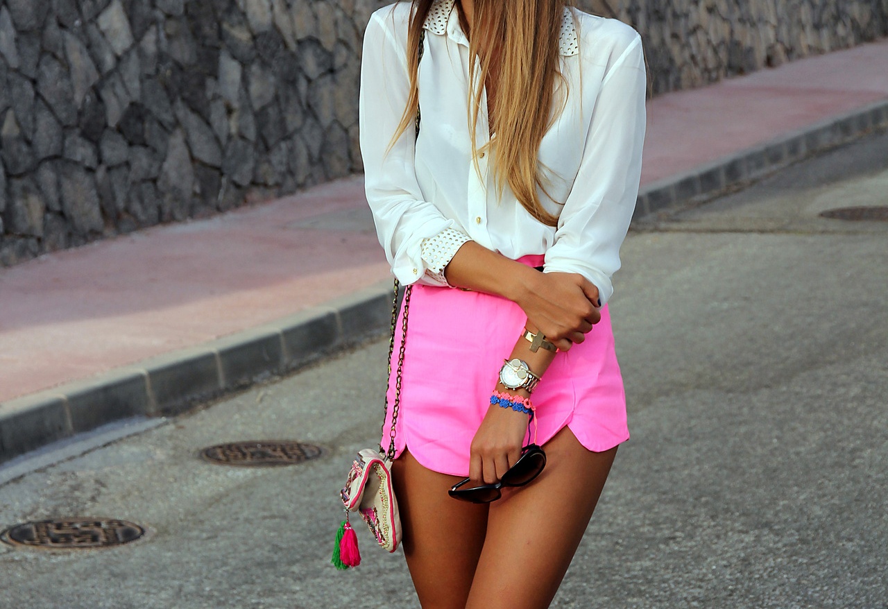 Девушка в розовых шортах