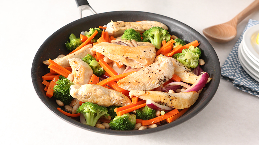 Бедра с овощами на сковороде. Курица с овощами. Куриное филе с овощами. Куриное филе с овощами на сковороде. Курица с отварными овощами.